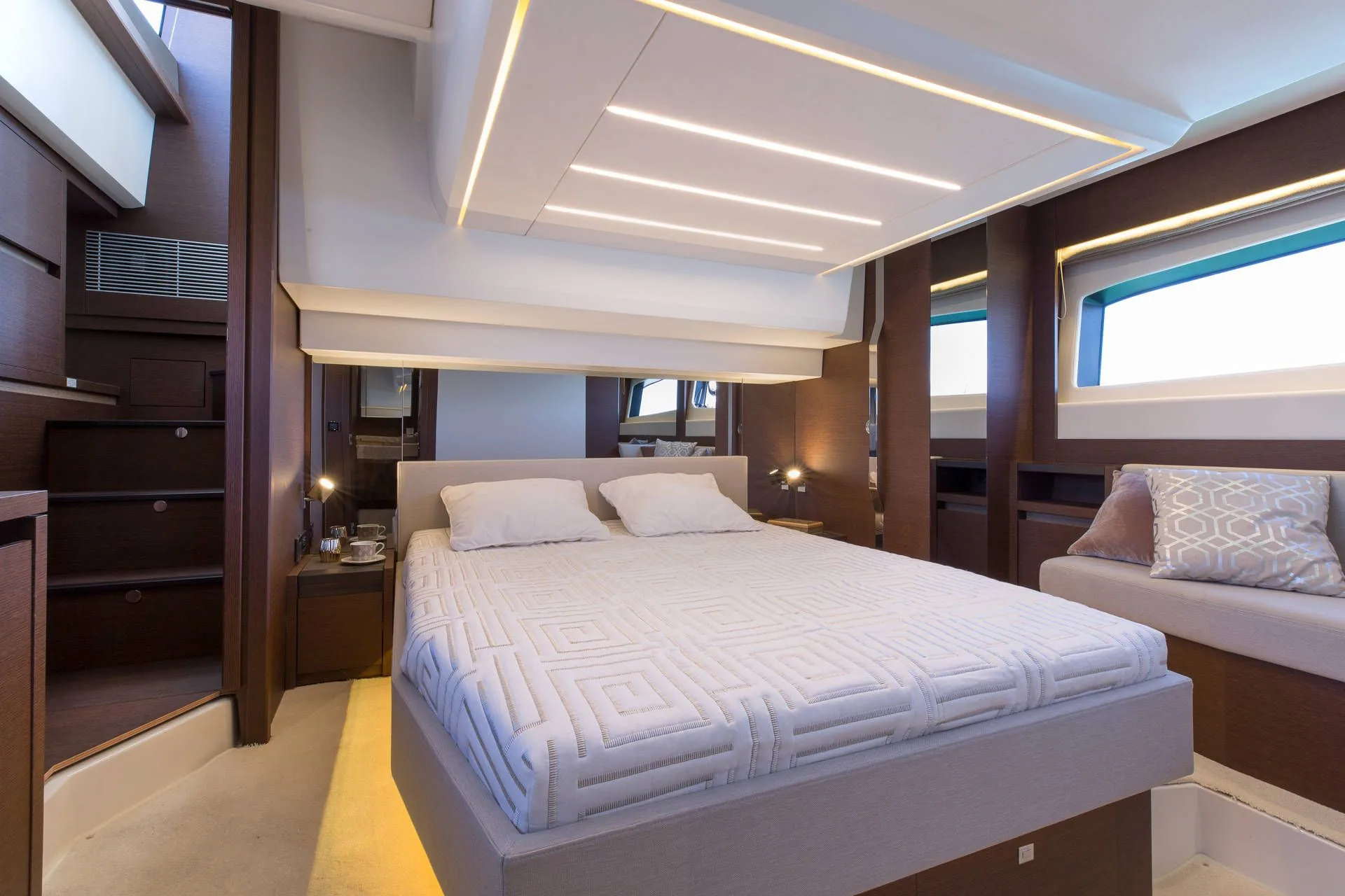 Prestige 520 Fly — photo 6 location yacht Monaco