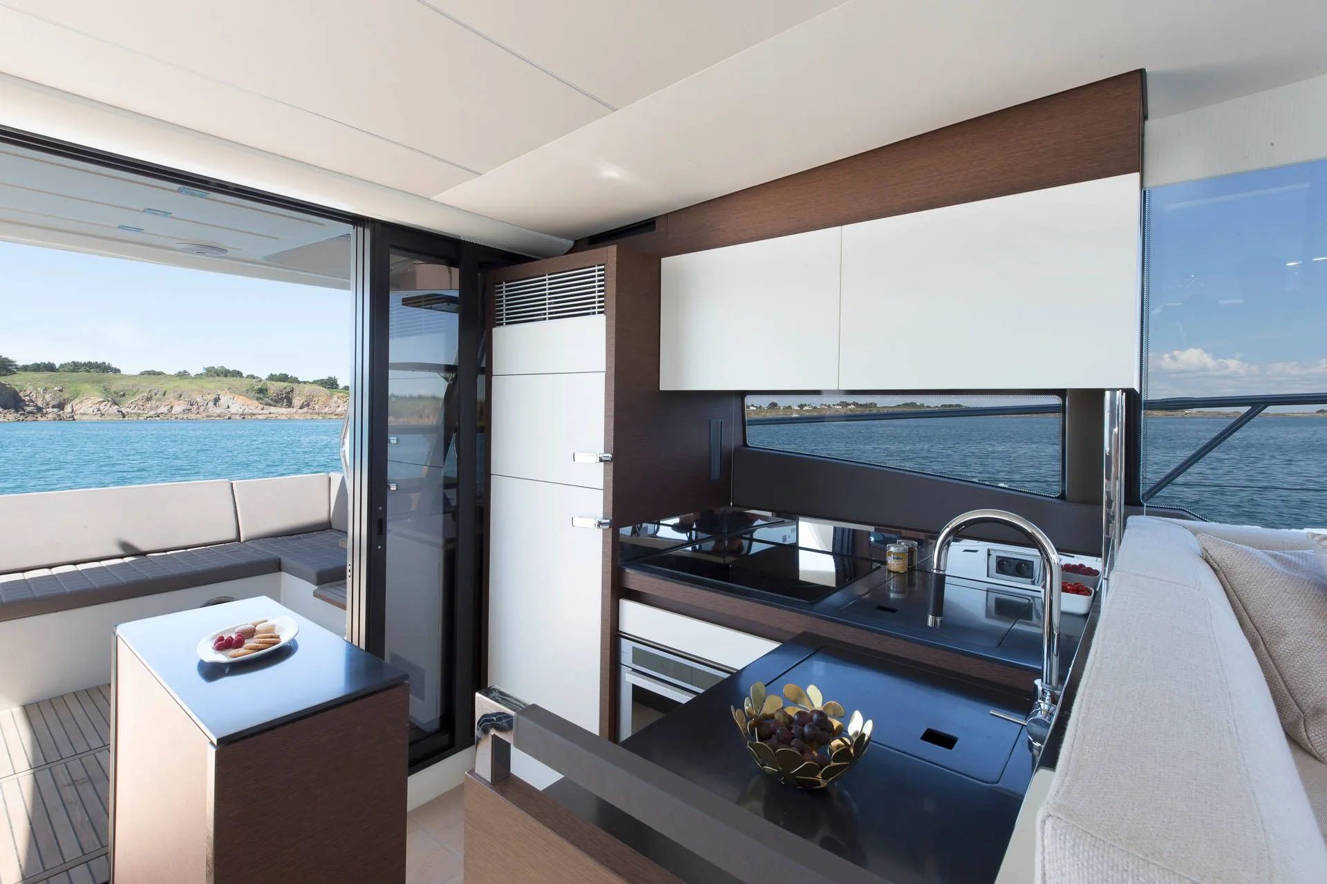 Prestige 520 Fly — photo 8 location yacht Monaco