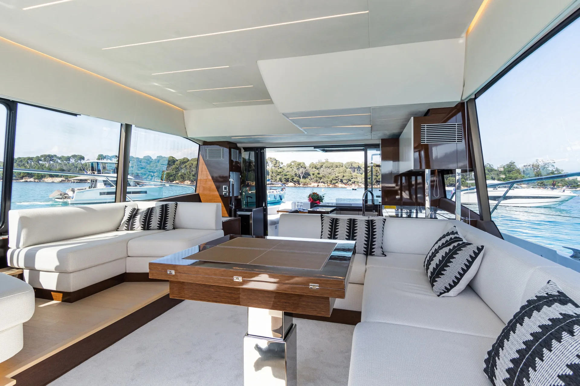 Prestige 590 — photo 7 location yacht Monaco