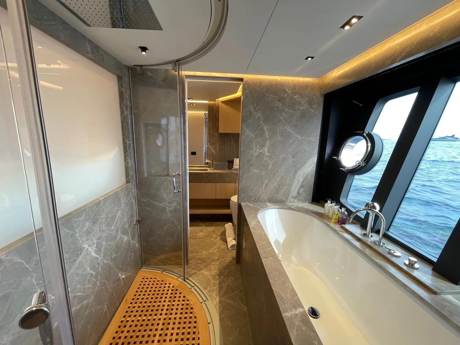 MAXI BEER - photo 12 yacht charter Monaco