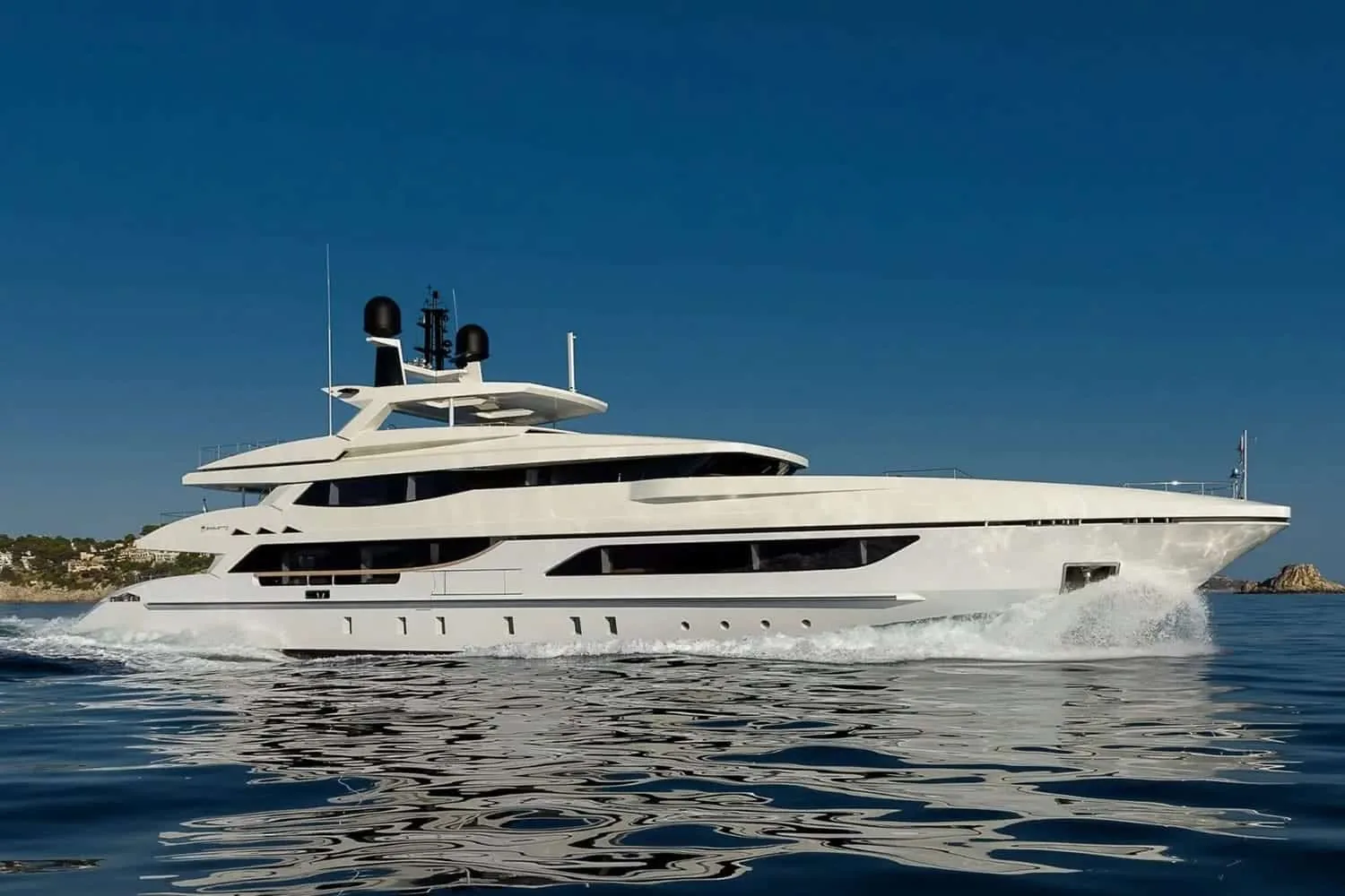 MR T - photo 3 yacht charter Monaco