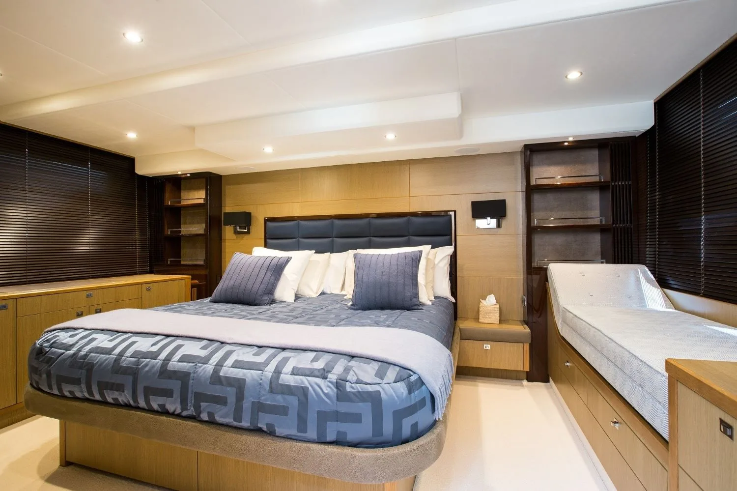 PRINCESS V64 - photo 12 yacht charter Monaco